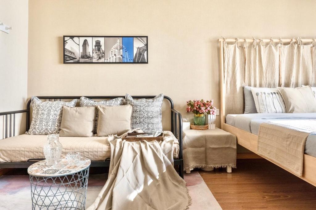 Postel nebo postele na pokoji v ubytování Tianjin G'apartment - Five Great Avenues