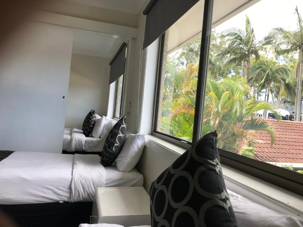 Postel nebo postele na pokoji v ubytování Coffs Shearwater Motel