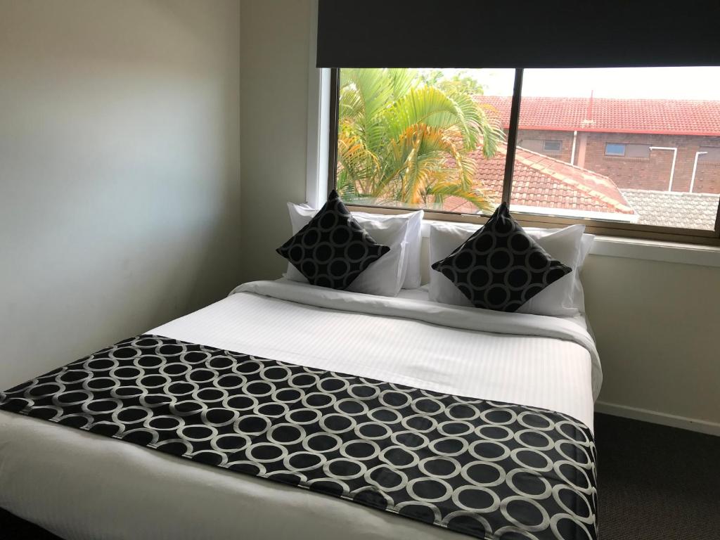 Postel nebo postele na pokoji v ubytování Coffs Shearwater Motel