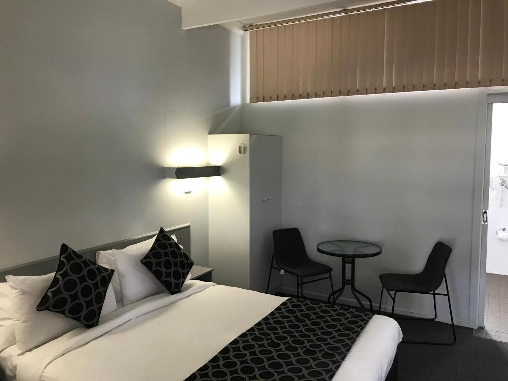 Postel nebo postele na pokoji v ubytování Coffs Shearwater Motel