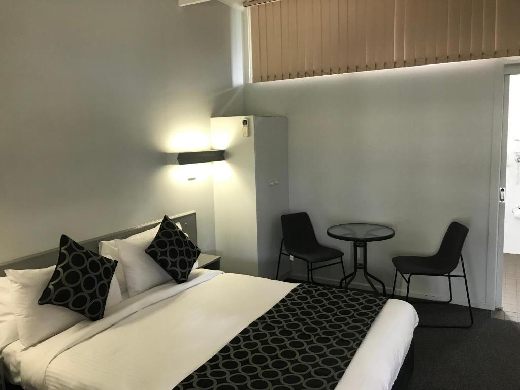 Postel nebo postele na pokoji v ubytování Coffs Shearwater Motel