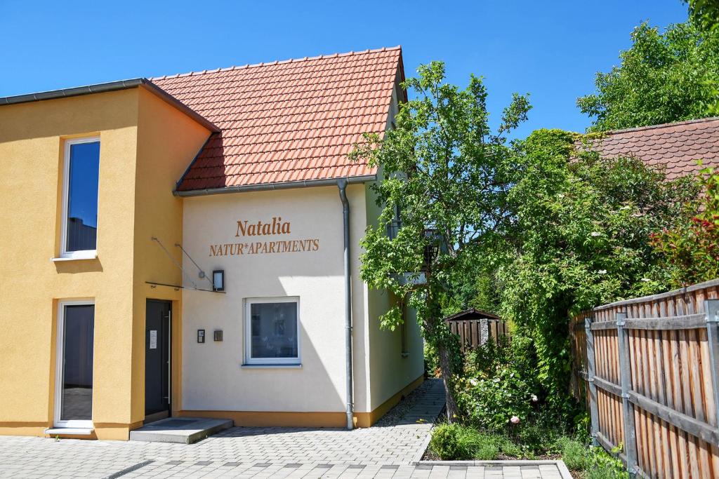 ein Gebäude mit einem Schild, das nationale mathematische Laboratorien liest in der Unterkunft Natur Apartments Natalia in Fürth
