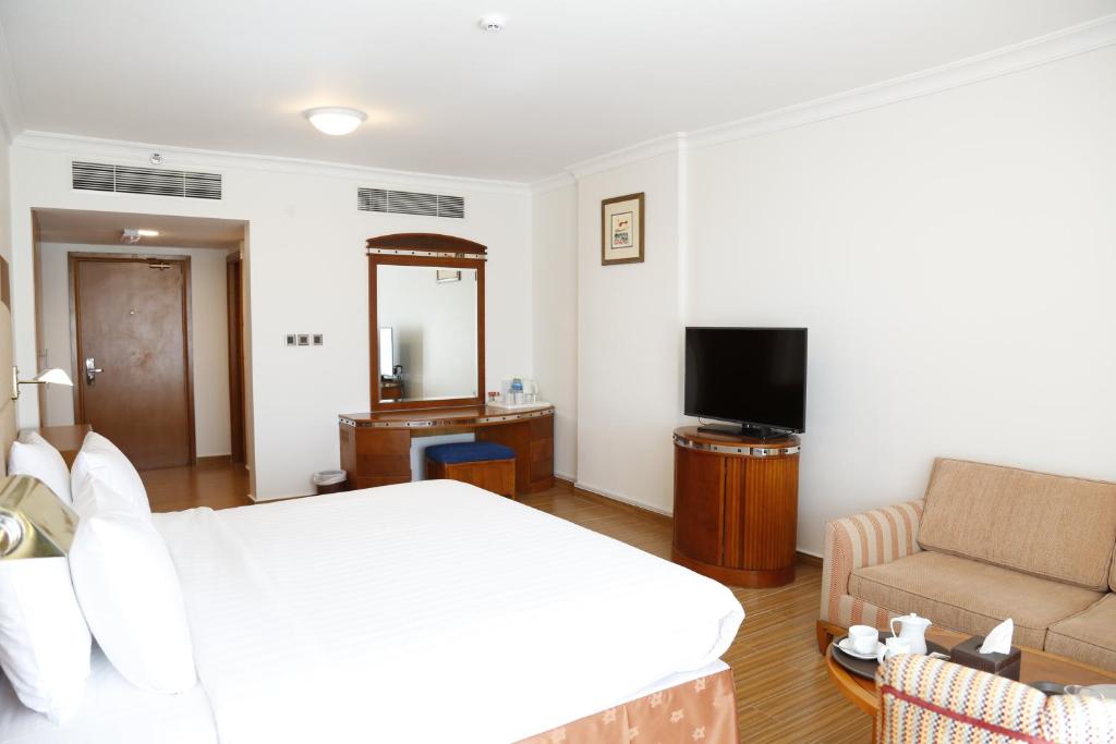 TV a/nebo společenská místnost v ubytování The Palace Hotel - فندق القصر