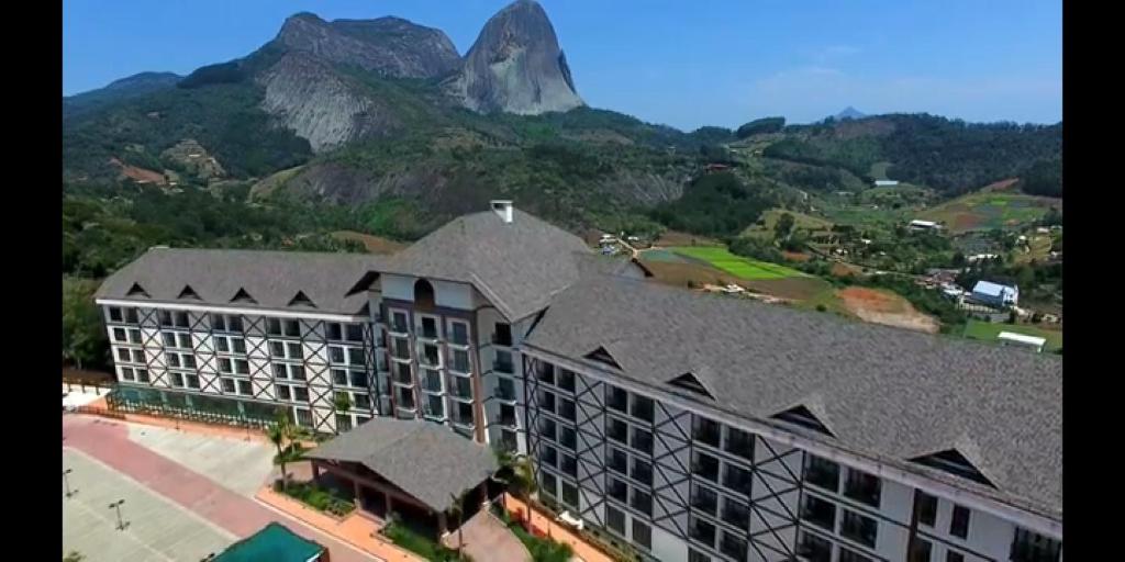 arial view of a building with a mountain in the background at condominio Vista azul in Pedra Azul