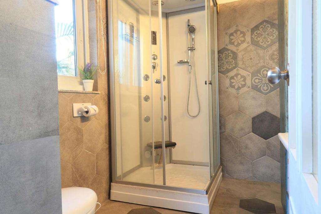 StayVista at Dudly Manor with Swimming Pool - 