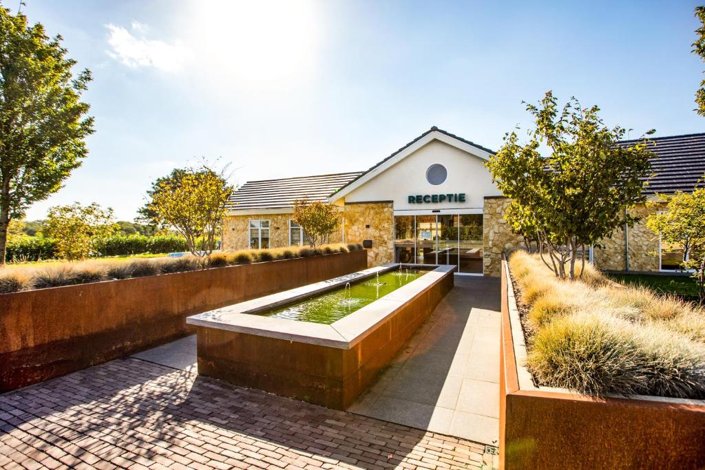 a garden in front of a building at Resort Mooi Bemelen in Bemelen