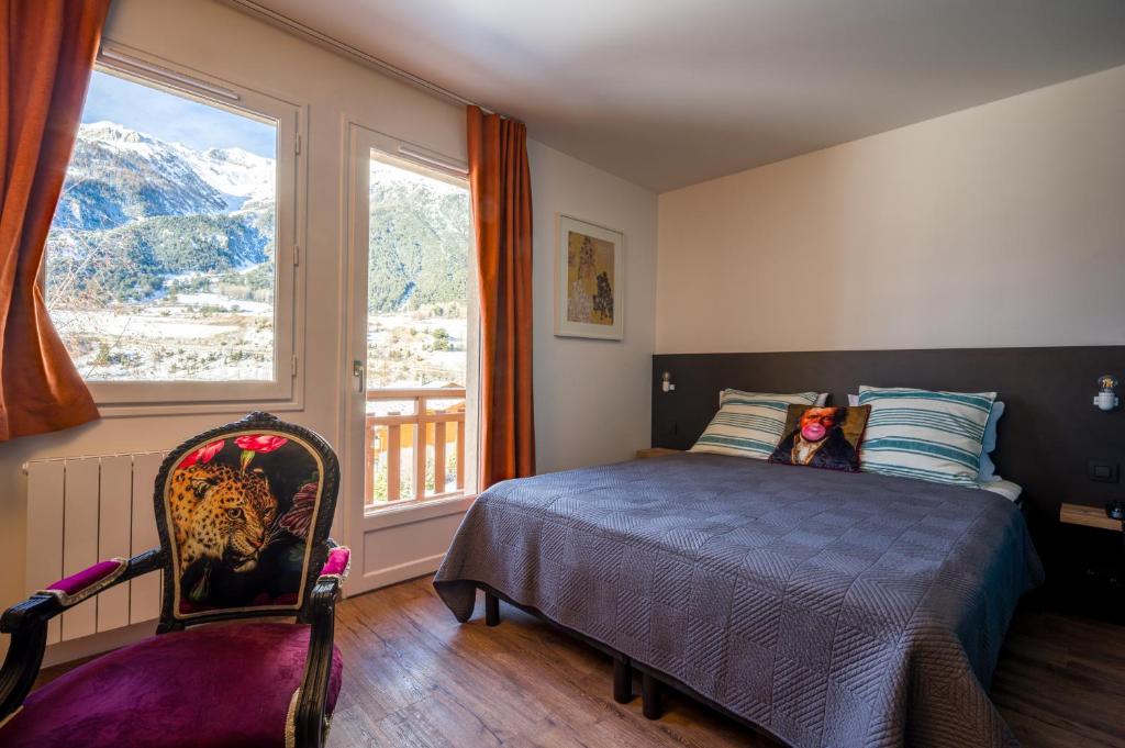 een slaapkamer met een bed, een stoel en een raam bij L'Outa Hotel Restaurant in Termignon