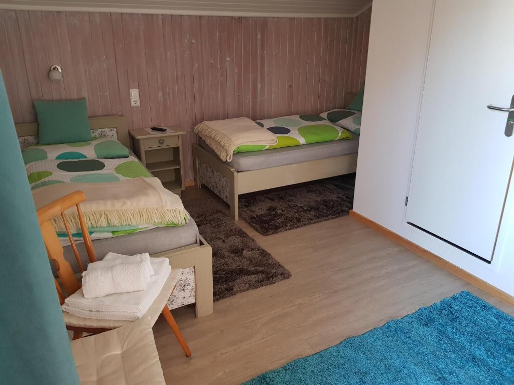 Postel nebo postele na pokoji v ubytování Tattoo PENSION mit Restaurant und Tattoo-Studio