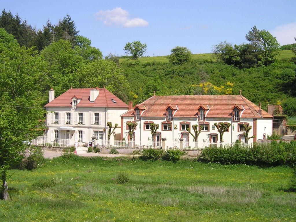 a large white house in the middle of a field at Manoir Bonpassage in Thury
