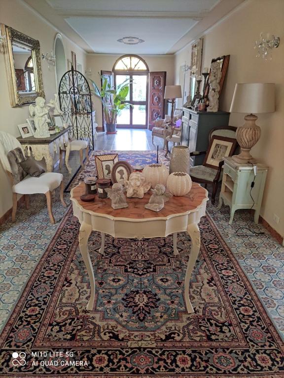 - un salon avec une table et un tapis dans l'établissement Casa Nives, à San Pietro in Casale