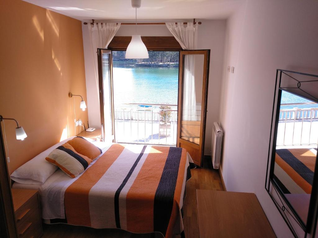 ビラノーバ・デ・アロウサにあるApartamentos la Pasarelaのベッドルーム1室(ベッド1台付)が備わります。