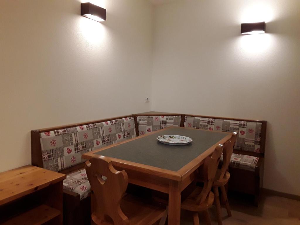 comedor con mesa, sillas y luces en Apartments "STELLA ALPINA" en Santa Caterina Valfurva