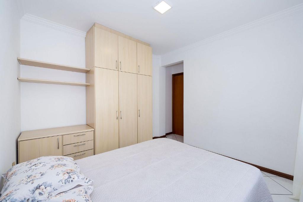  Aluguel Apartamento 04 Dormitórios Vista para o Mar na Praia Bombas SC
