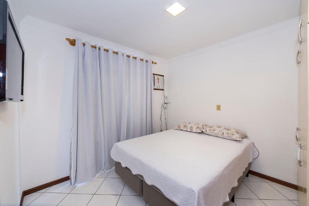  Aluguel Apartamento 04 Dormitórios Vista para o Mar na Praia Bombas SC