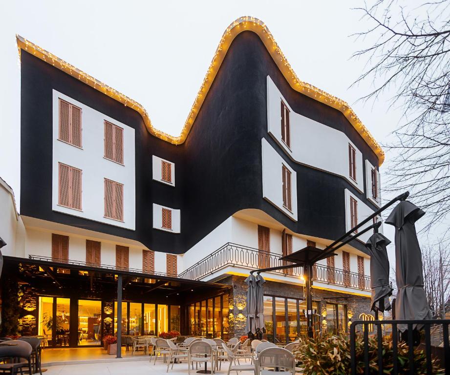 een gebouw met een groot zwart-wit gebouw bij Park Plazza in Korçë