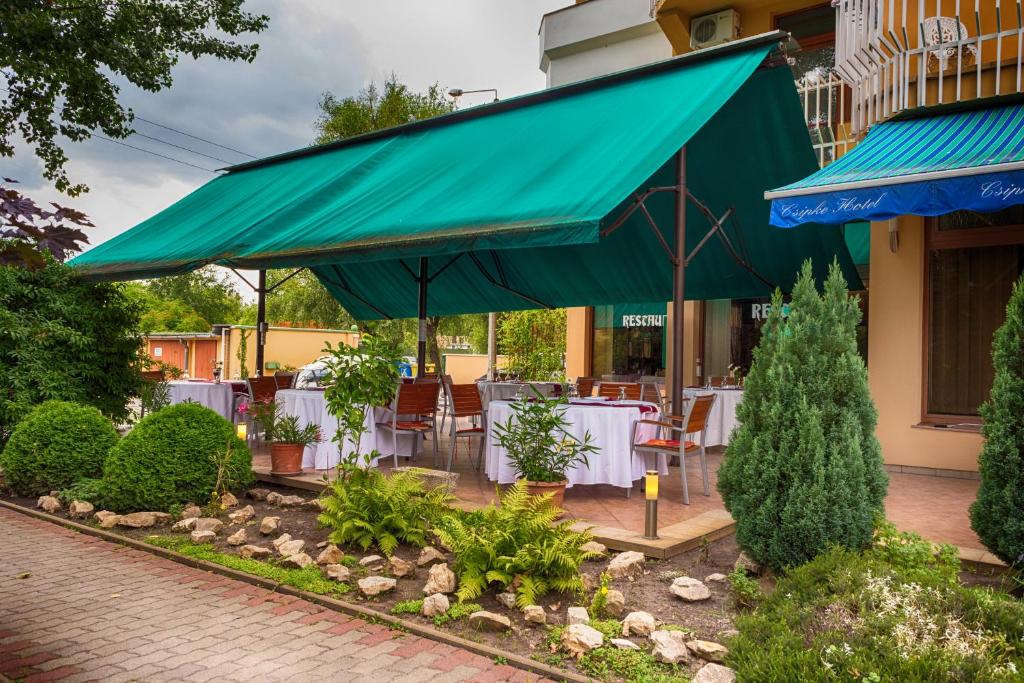 Vonkajšia záhrada v ubytovaní Csipke Hotel
