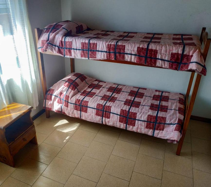 Una cama o camas en una habitación de Departamentos Arco Iris Tandil