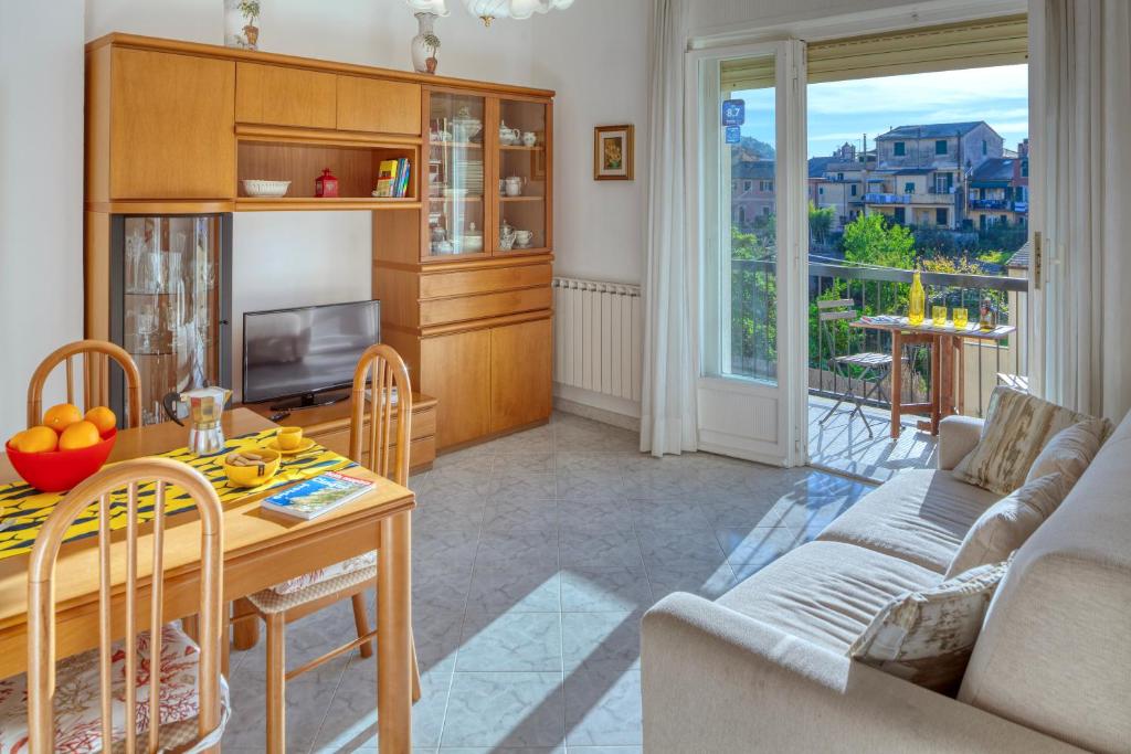 ein Wohnzimmer mit einem Sofa und einem Tisch in der Unterkunft ELENA House in Levanto