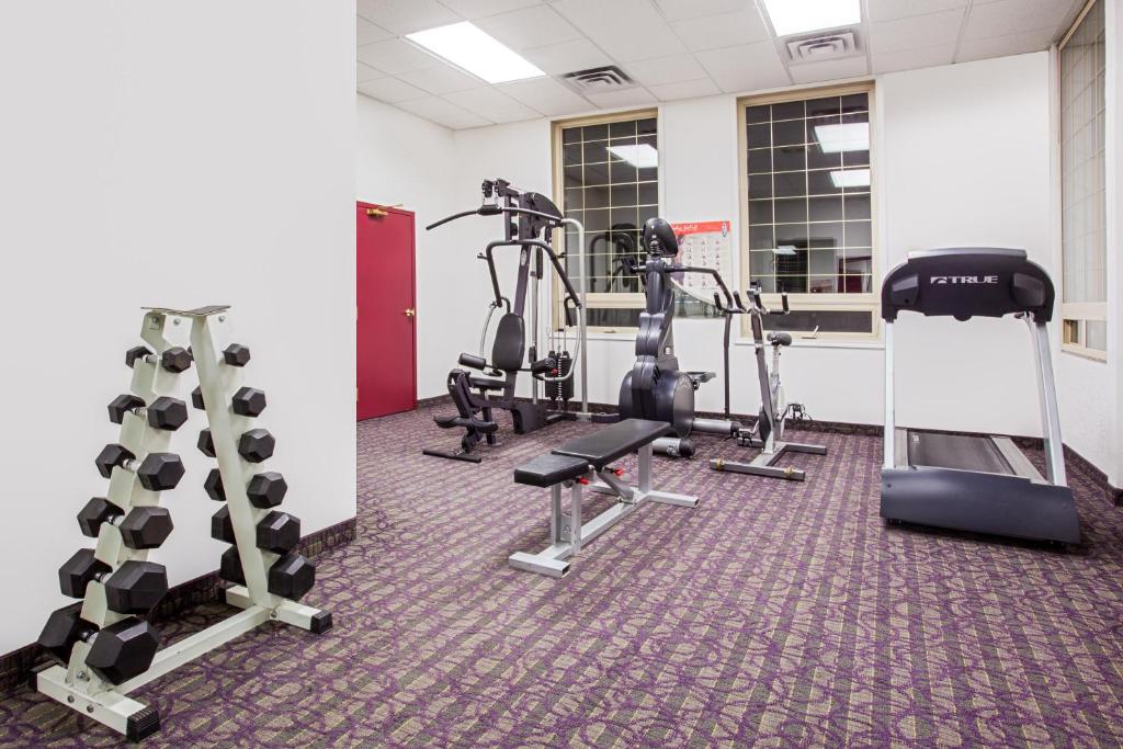 Fitness centrum a/nebo fitness zařízení v ubytování Ramada by Wyndham Red Deer Hotel & Suites