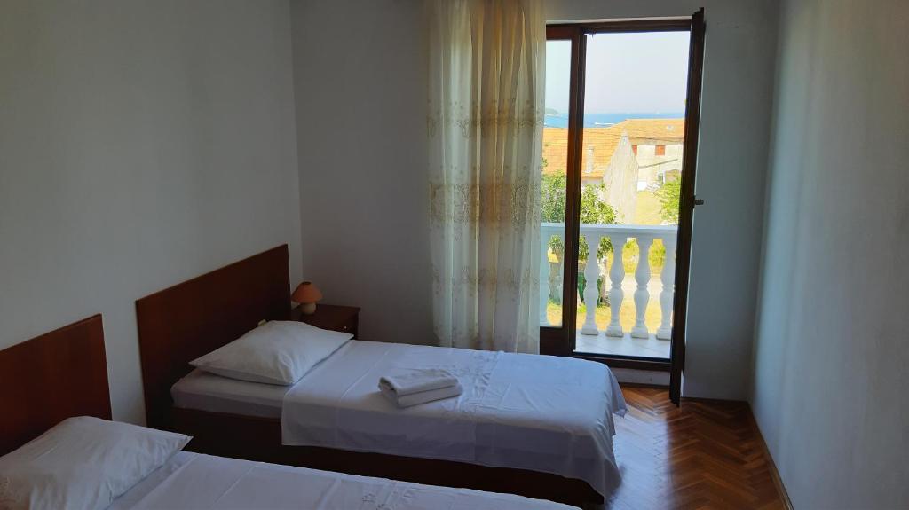 Postel nebo postele na pokoji v ubytování Apartmani Ždrelac