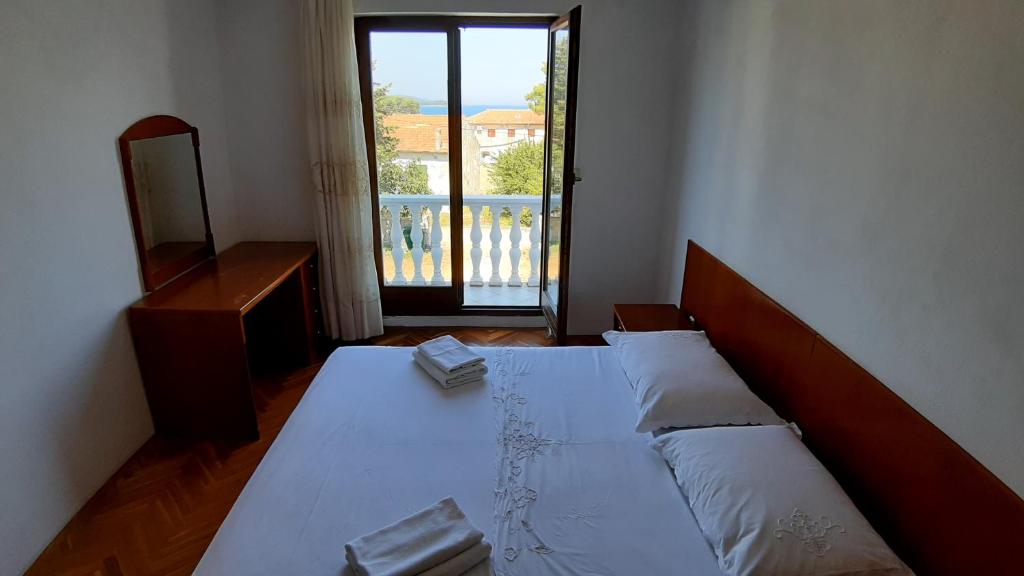 Postel nebo postele na pokoji v ubytování Apartmani Ždrelac