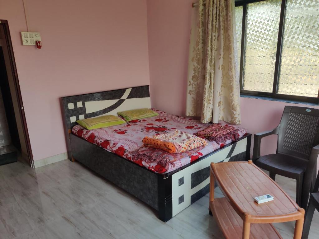 Gulmohar Cottages - Home Stay in Alibag客房内的一张或多张床位