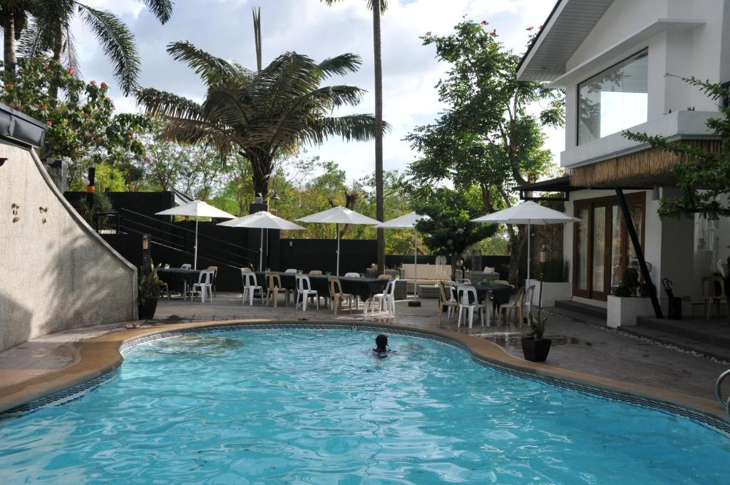 eine Person, die in einem Pool schwimmt in der Unterkunft Date & Dine Resort in Antipolo