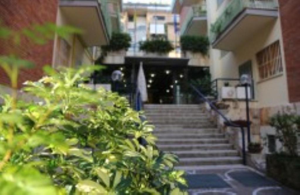 un grupo de escaleras frente a un edificio en Casa Piccole Ancelle di Cristo Re, en Roma