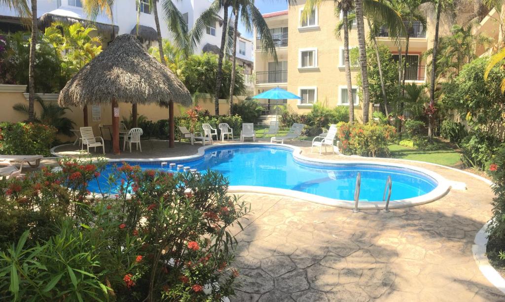 una piscina frente a un edificio en Rinconada del Sol, en Playa del Carmen