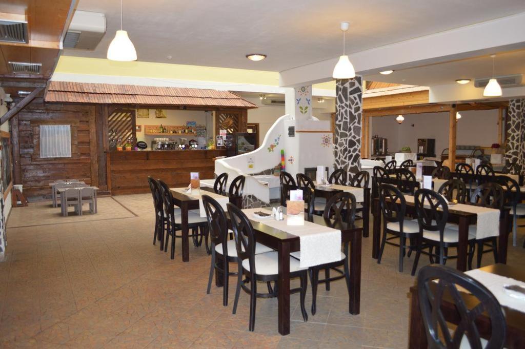 A restaurant or other place to eat at Apartmán Tatralandia 336