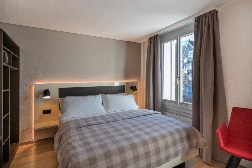 Uma cama ou camas num quarto em Hotel Derby Interlaken - Action & Relax Hub