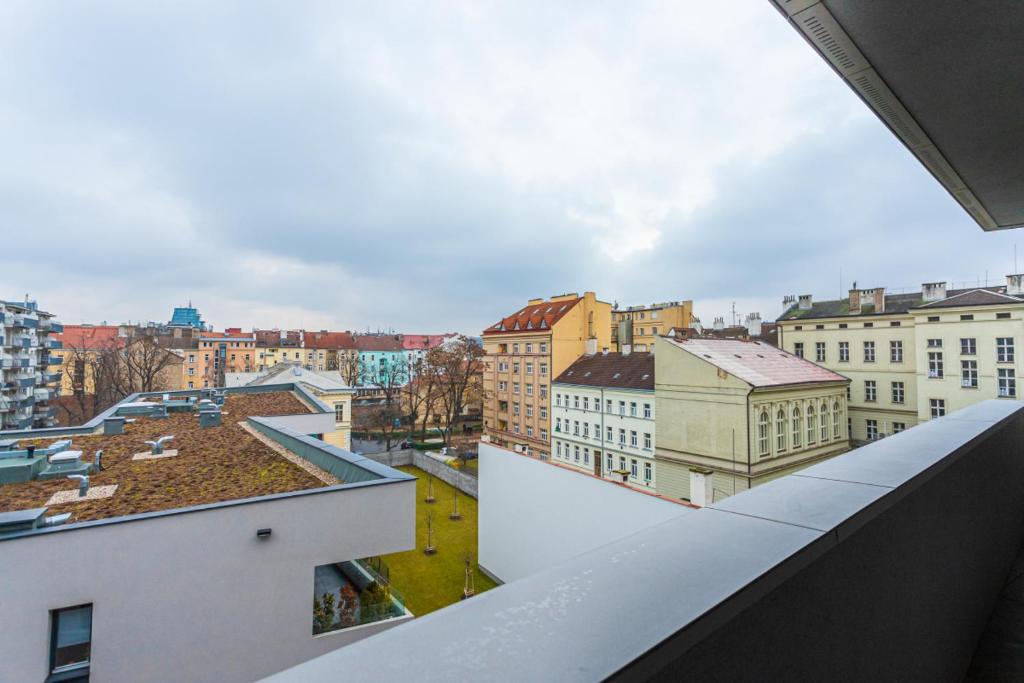 Nespecifikovaný výhled na destinaci Praha nebo výhled na město při pohledu z apartmánu