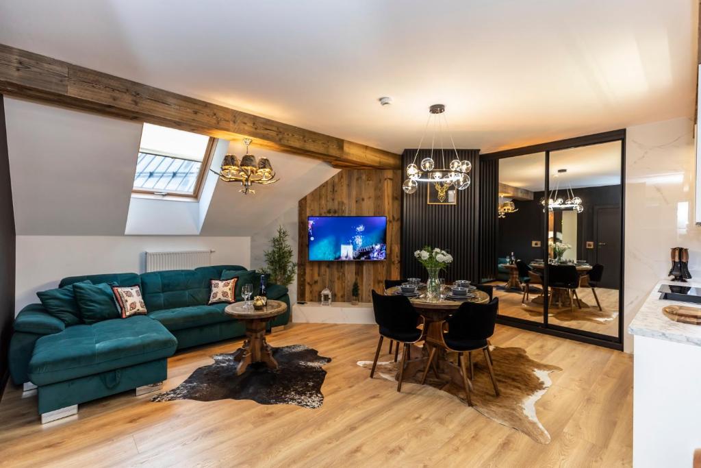 Televízia a/alebo spoločenská miestnosť v ubytovaní APARTHOTEL ROYAL RESORT SPA Zakopane