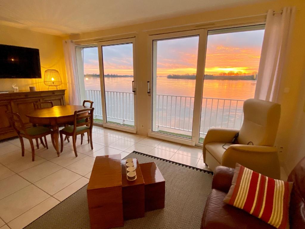 sala de estar con vistas al océano en Gîte Loirizon vue Loire 4 personnes, en Ingrandes