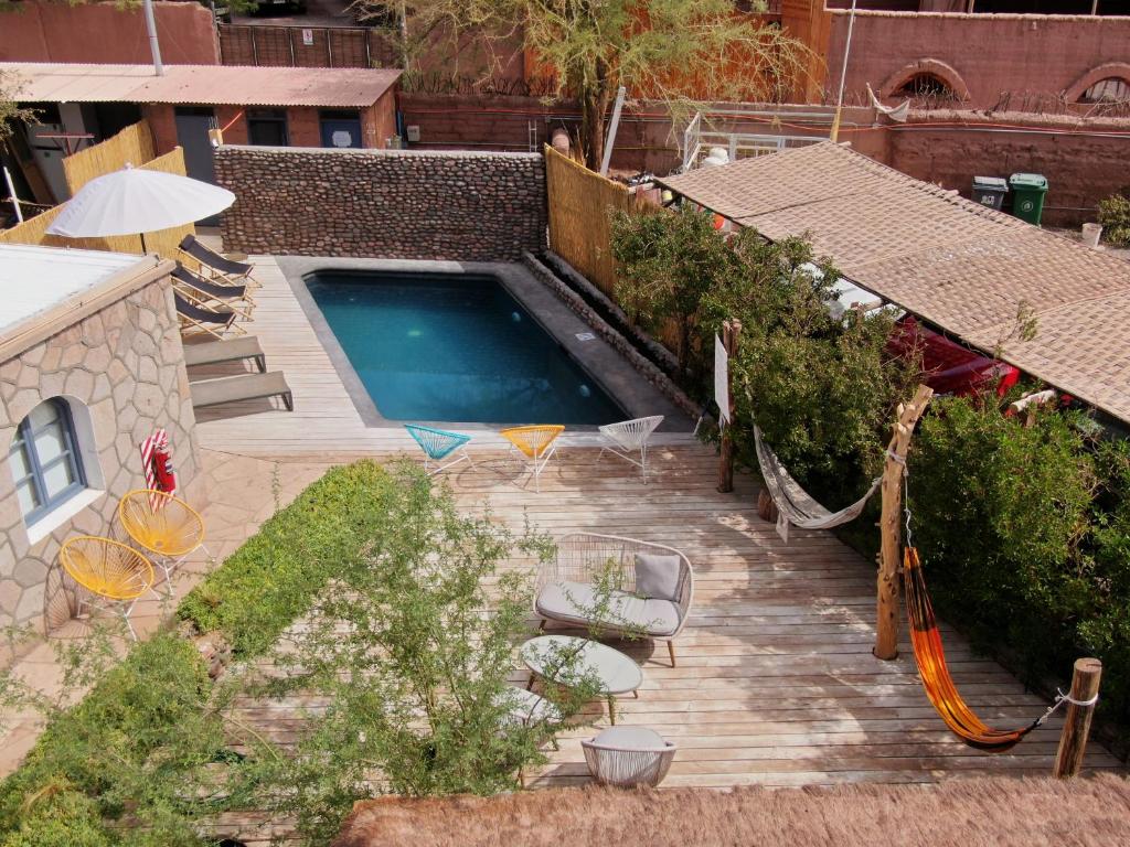 einen Blick über einen Pool im Hinterhof in der Unterkunft Hotel Jardin Atacama in San Pedro de Atacama
