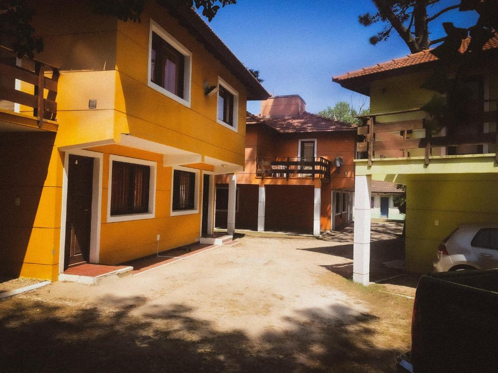 una casa que se está construyendo con una calzada en Acuarela en Villa Gesell