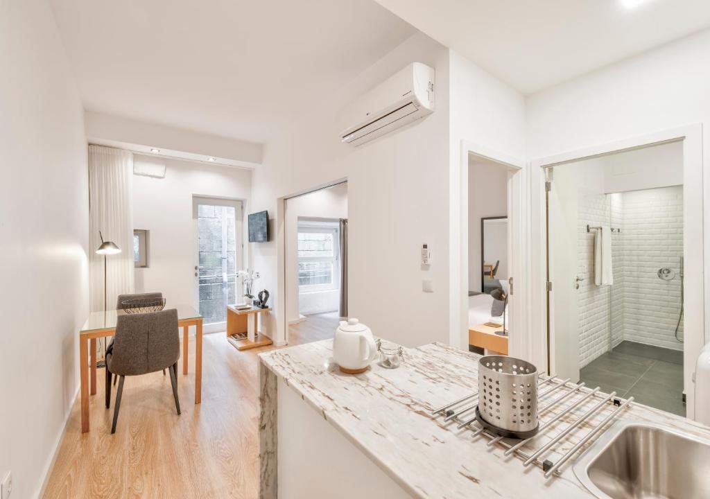 Oporto Comfort Dom Hugo - Historic Apartments - 一间卧室和室内景观的标准公寓