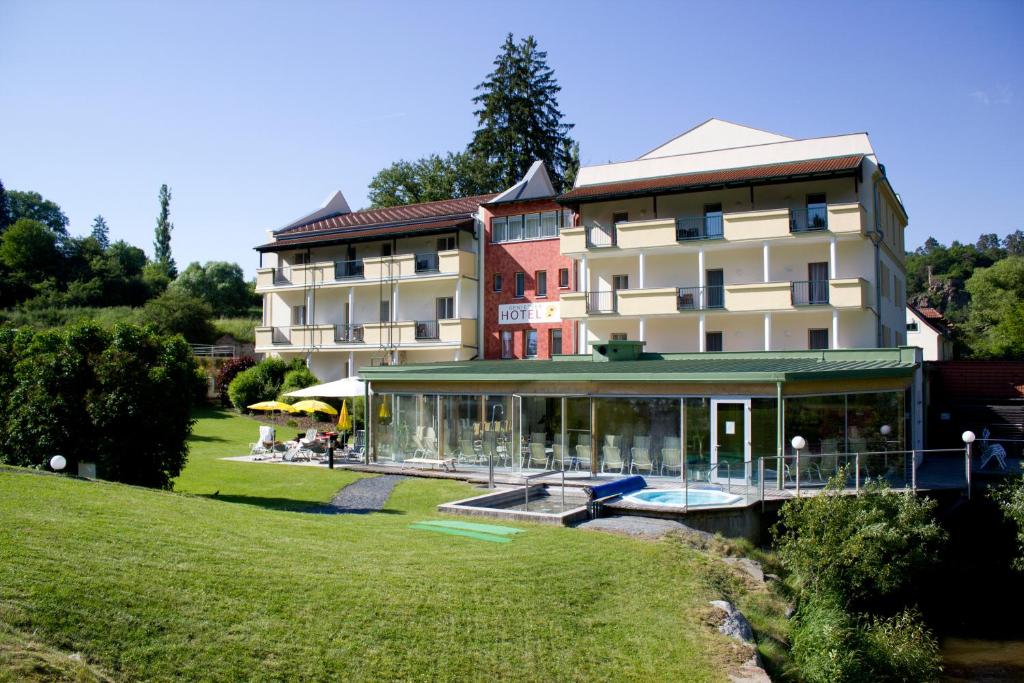 um grande edifício com uma piscina em frente em Hotel-Restaurant Liebnitzmühle em Raabs an der Thaya