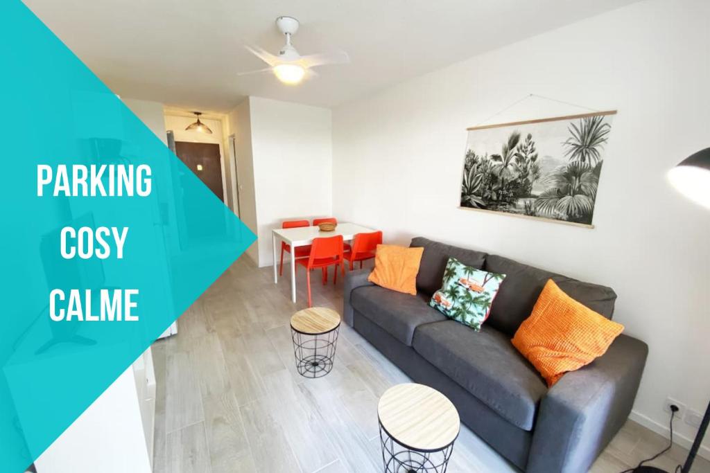 un salon avec un canapé et une table dans l'établissement LE ESTELLA APPART - PARKING WIFI au CALME 2 Min PLAGES - Résid LE RAYOL - TOP PROS SERVICESConciergerie La Grande Motte, à La Grande Motte