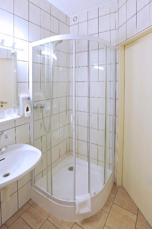 a bathroom with a shower and a sink at Best Deal Airporthotel Weeze in Weeze