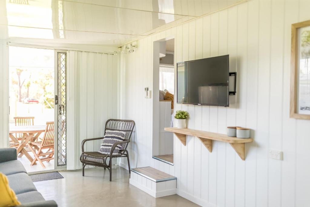 TV a/nebo společenská místnost v ubytování Surfside Cudmirrah Beach