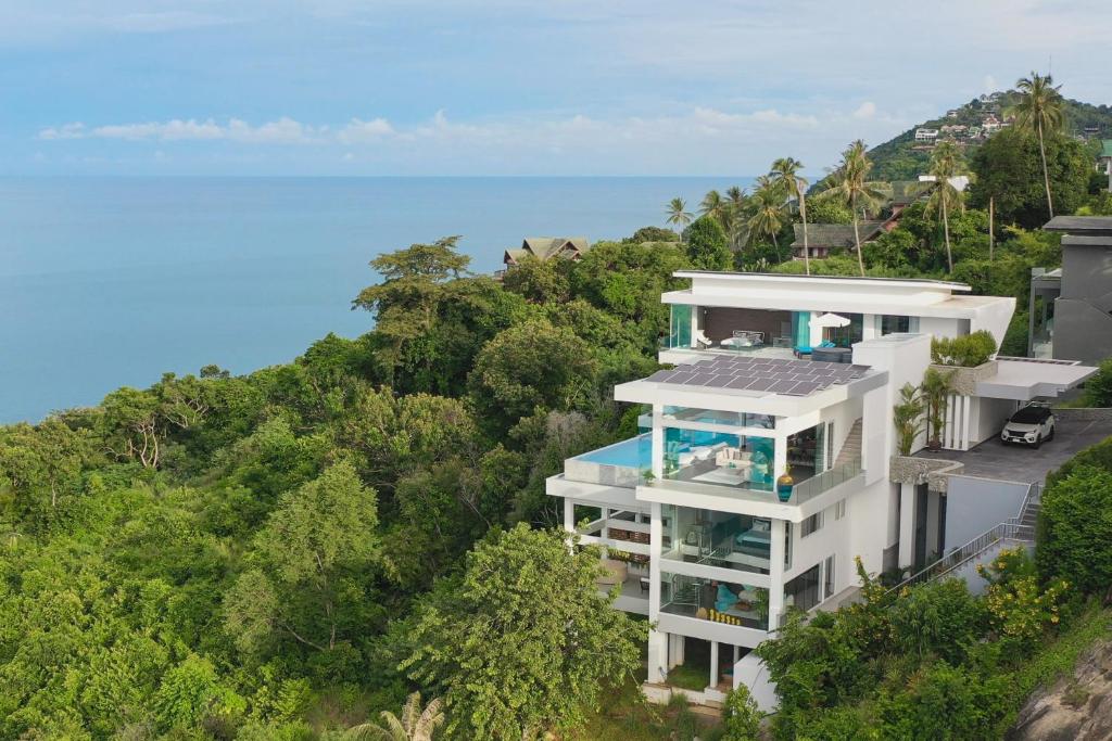 小查汶海灘的住宿－Villa Sasipimon - Panoramic Duplex Studio，背景中海洋的房屋的空中景观