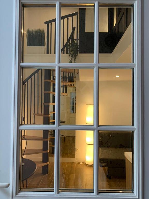 uma janela de uma casa com um reflexo de uma escada em Loft Luxe La Plaine em Marselha