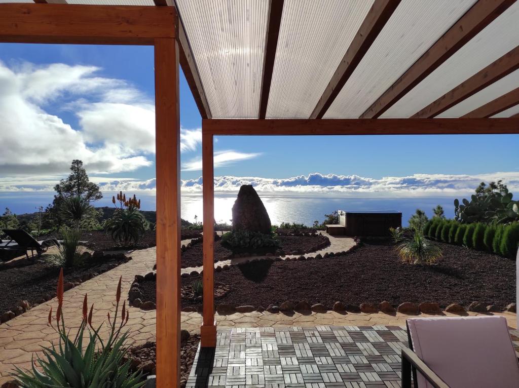 vistas al océano desde el patio de una casa en Casa Los Almendros Jacuzzi Garden, en Puntagorda