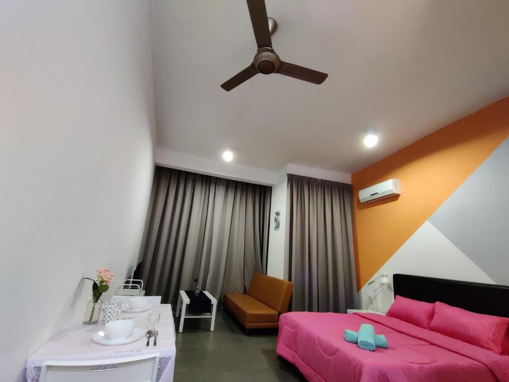 Schlafzimmer mit einem Bett und einem Deckenventilator in der Unterkunft Ava Empire Damansara FRESH Room Everything Young in Petaling Jaya