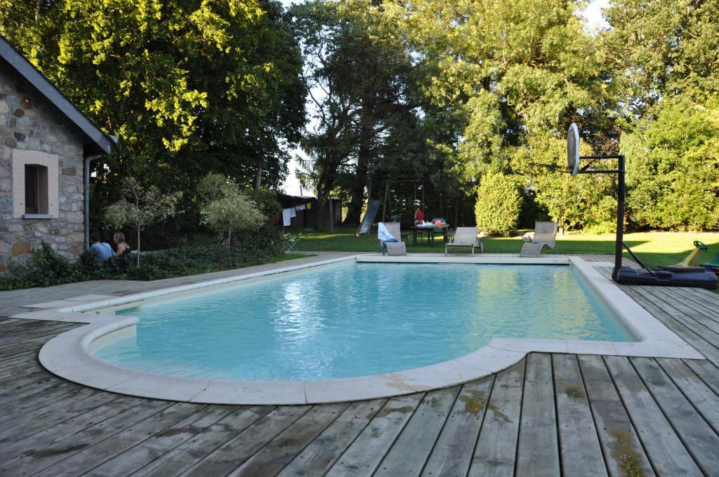 Bazén v ubytování Gîte Ferme d'Ortie nebo v jeho okolí