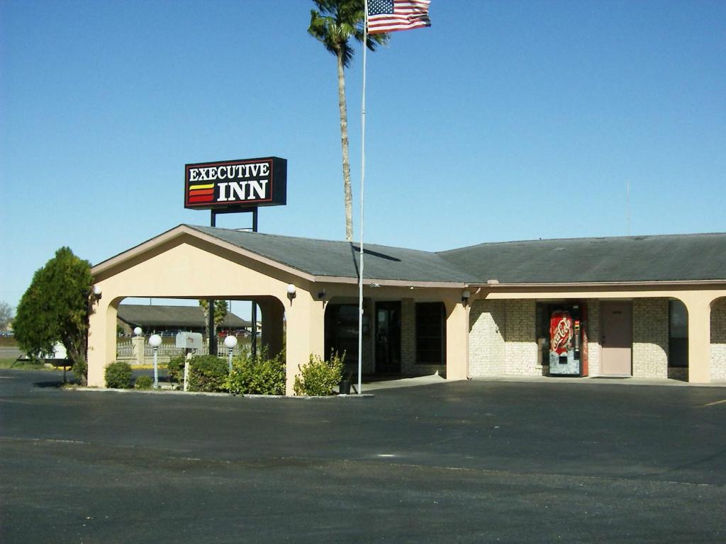 um restaurante de fast food com uma placa em frente em Executive Inn Robstown em Robstown