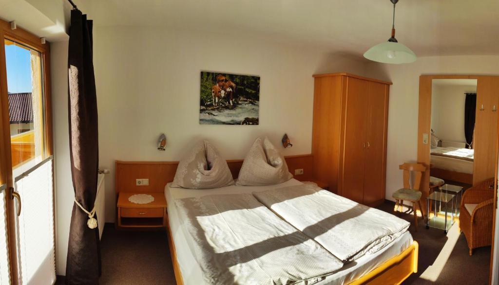 A bed or beds in a room at Haus Holzer