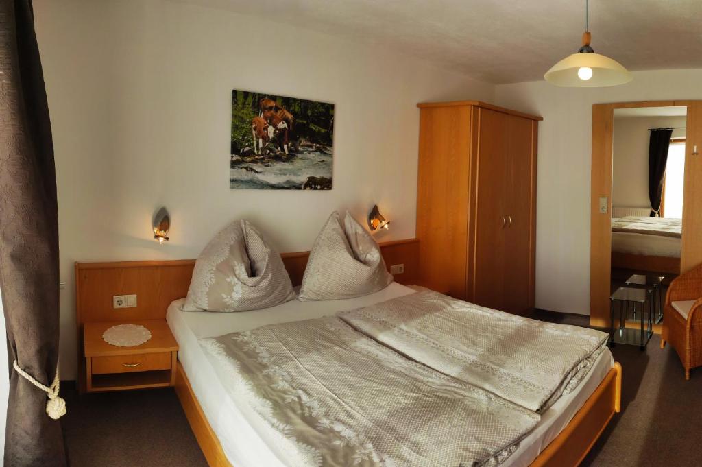 A bed or beds in a room at Haus Holzer