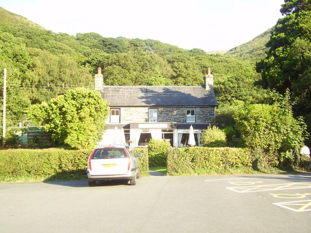 a car parked in front of a house at The Dolgoch in Bryn-crug